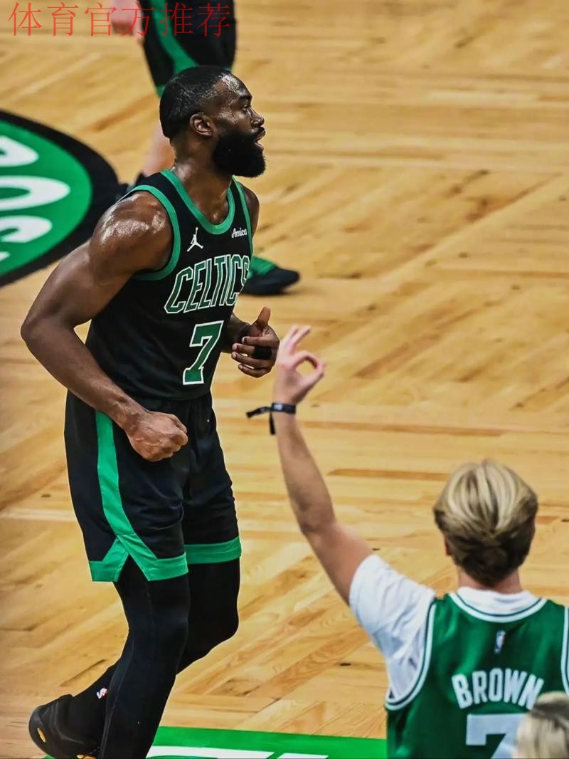 杰伦-布朗:塔图姆一直跟随球队,每次录像分析课都不缺席 杰伦-布朗:塔图姆一直跟随球队,每次录像分析课都不缺席